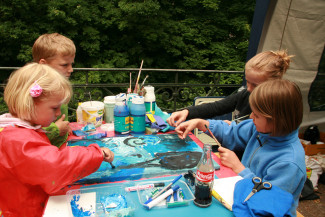 Kinder malen blaues Bild