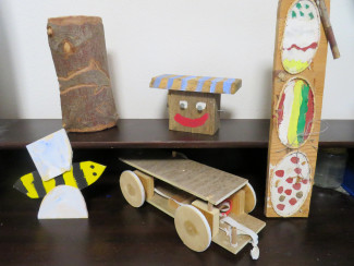Verschiedene Werke von Kindern aus Holz