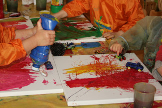 Kinder beim Malen mit Acrylfarbe