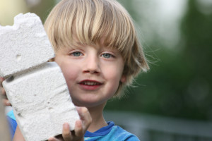 Kindergartenkind mit Ytong-Skulptur