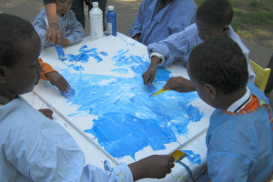 Kinder in Erstaufnahmeeinrichtung beim Malen