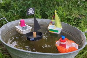 Selbstgebaute Boote aus Recyclingmaterialien