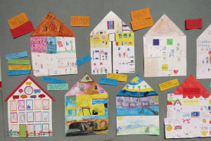 Kinder gestalten Häuser zu Kinderrechten