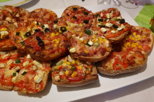Pizza-Brötchen aus altbackenen Brötchen