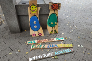 Wir brauchen mehr Platz zum Spielen - Holzhinstallation Bunte Projekte