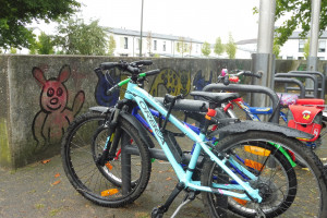 Fahrräder an Grundschule