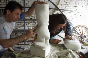 Erwerbslose beim Bau von Skulpturen aus Ytong