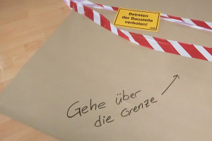 Grenzziehung - Ausschnitt aus Papierbahn im Rahmen der Fortbildung "Grenzen"