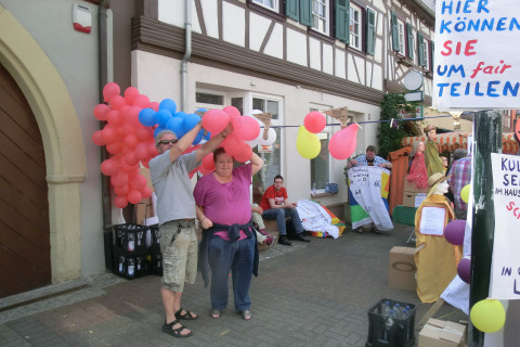 kreative Straßenaktion "Hier können sie umFAIRteilen"