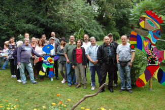 Die Figuren werden im interkulturellen Garten fest installiert