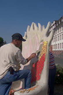 Fliesen-Mosaik-Arbeiten am Tile-Kolup-Denkmal 