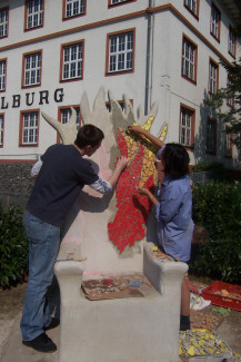 Fliesen-Mosaik-Arbeiten am Tile-Kolup-Denkmal 