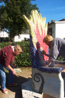 Fliesen-Mosaik-Arbeiten am Tile-Kolup-Denkmal 