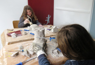 Schulkinder arbeiten mit Porenbeton