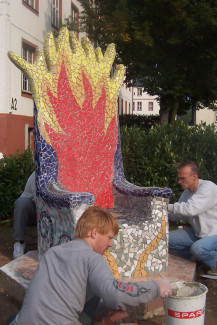 Fliesen-Mosaik-Arbeiten am Tile-Kolup-Denkmal 