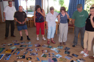 Gruppe beim Aussuchen von Bildern