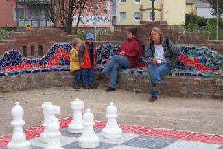 Sitzschlange und Schachfeld bei einem Schachturnier im Westend