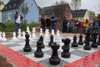 Sitzschlange und Schachfeld bei einem Schachturnier im Westend