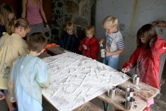 Ein Gipsbild entsteht mit der Kindergruppe Franz von Hahn e. V. 