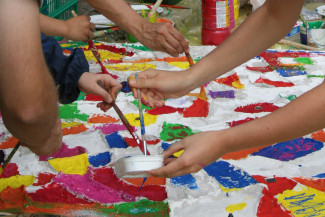 Kindergruppe Franz von Hahn e. V.: Gipsbild wird gemeinsam bemalt und gestaltet 