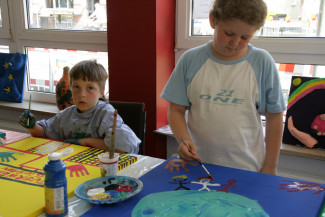 Kinder beim Malen, Gießen