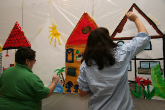 Aktionstag: wohnungslose Frauen malen ihr Traumhaus