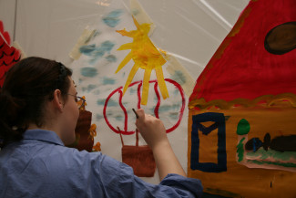 Aktionstag: wohnungslose Frauen malen ihr Traumhaus
