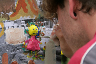 Jugendlicher beim Gestalten von Entwürfen für Umgestaltung im Stadtteil