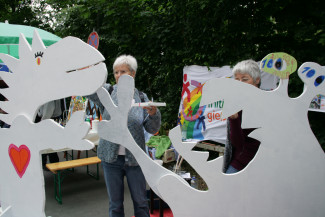 Bemalen der Figuren in einer öffentlichen Aktion beim Kunstspektakulum Fluss mit Flair 2010