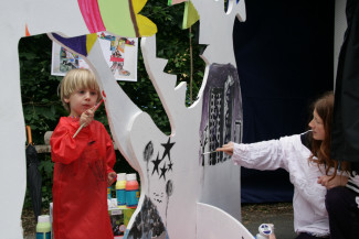 Bemalen der Figuren in einer öffentlichen Aktion beim Kunstspektakulum Fluss mit Flair 2010