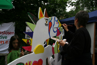 Bemalen der Figuren in einer öffentlichen Aktion beim Kunstspektakulum Fluss mit Flair 2010