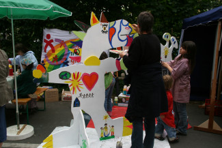 Bemalen der Figuren in einer öffentlichen Aktion beim Kunstspektakulum Fluss mit Flair 2010