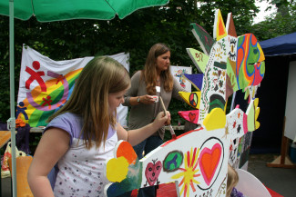 Bemalen der Figuren in einer öffentlichen Aktion beim Kunstspektakulum Fluss mit Flair 2010