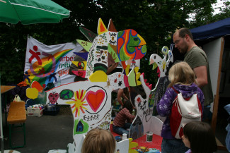 Bemalen der Figuren in einer öffentlichen Aktion beim Kunstspektakulum Fluss mit Flair 2010