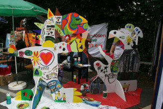 Bemalen der Figuren in einer öffentlichen Aktion beim Kunstspektakulum Fluss mit Flair 2010
