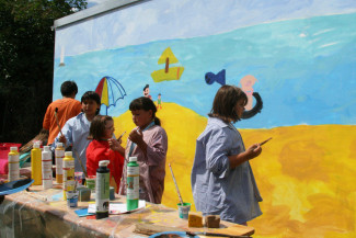 Kinder bemalen Garagenwand mit eigenen Motiven 