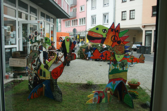 "Feuerdrache" und "Raffzahn" vor DGB-Haus