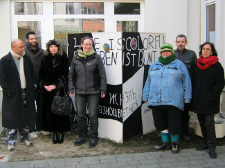 Installation "das Leben ist bunt" - Gruppenbild nach dem Aufbau