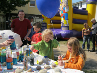 "Stein des Anstoß" bemalen - Aktion beim DGB Fest 2011