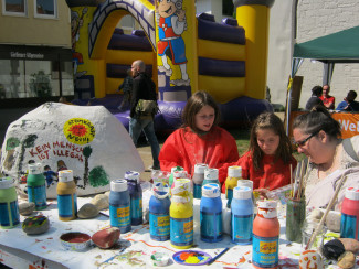 "Stein des Anstoß" bemalen - Aktion beim DGB Fest 2011