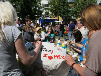 "Stein des Anstoß" bemalen - Aktion beim DGB Fest 2011