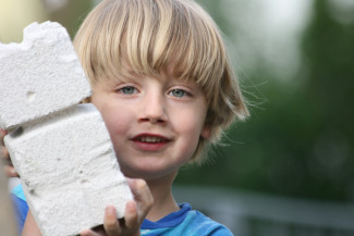 Kindergartenkind mit Ytongstein