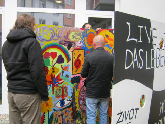 Installation "das Leben ist bunt" wird aufgebaut