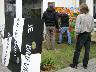 Installation "das Leben ist bunt" wird aufgebaut