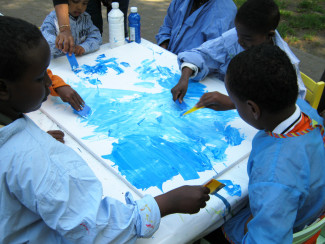 Kinder beim Malen  