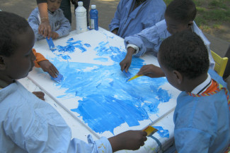Kinder beim Malen in Erstaufnahmeeinrichtung für Flüchtlinge