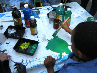 Kinder beim Malen