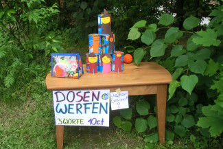 Dosen-Wurfspiel beim Kita-Fest