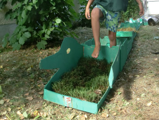 Barfußparcours aus Pappkisten