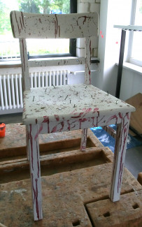 Stuhl mit Blut und Nägeln gestaltet